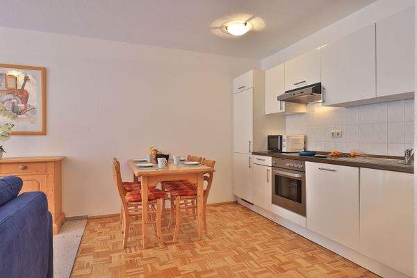 intergrierter Esstisch im Bereich der Küchenzeile