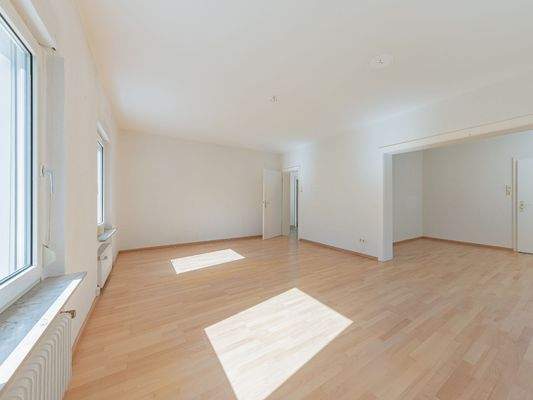 EG: heller Wohn-/Essbereich