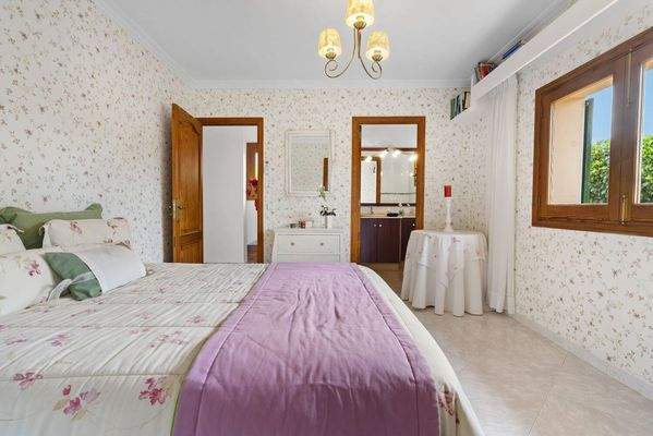 Schlafzimmer mit Blick ins Badezimmer