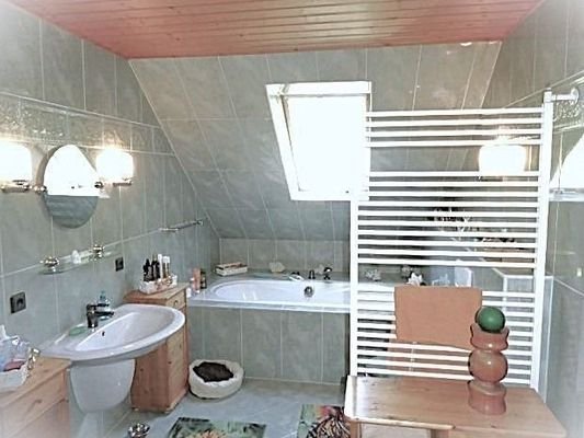 DG: Bad mit Wanne, Dusche, WC und Waschtisch