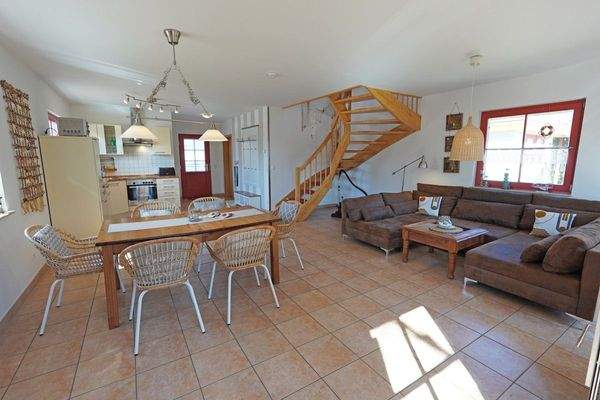 Blick durch den Wohn- und Essbereich