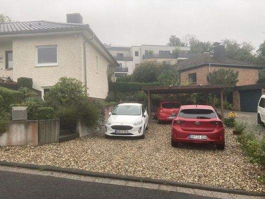 Große Einfahrt mit Carport