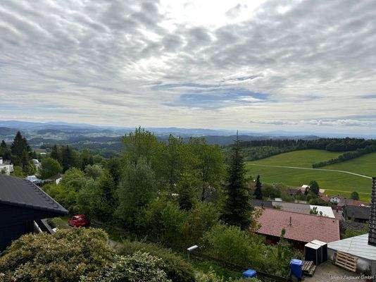 Genießen Sie einen Traumblick auf die Bergketten