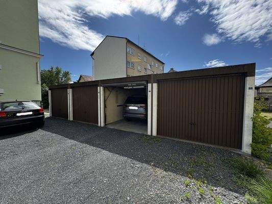 Garagen vor dem Haus