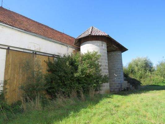 2 Silo am Wirtschaftsgebäude 