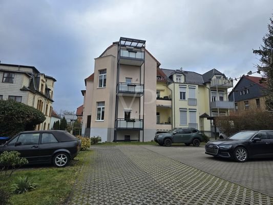 Ansicht Osten mit Balkonanlage und Stellplatzbereich