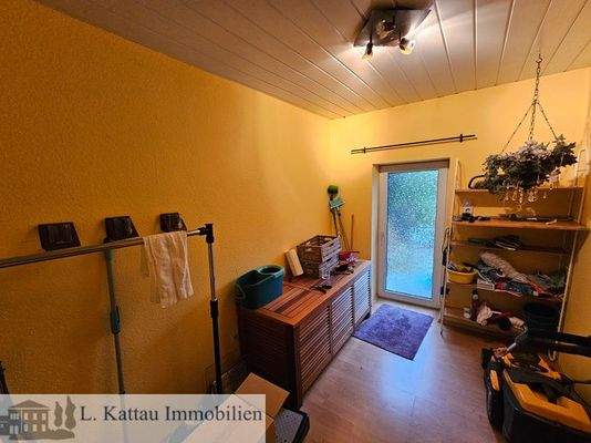 Hauswirtschaftsraum mit Zugang zur Terrasse