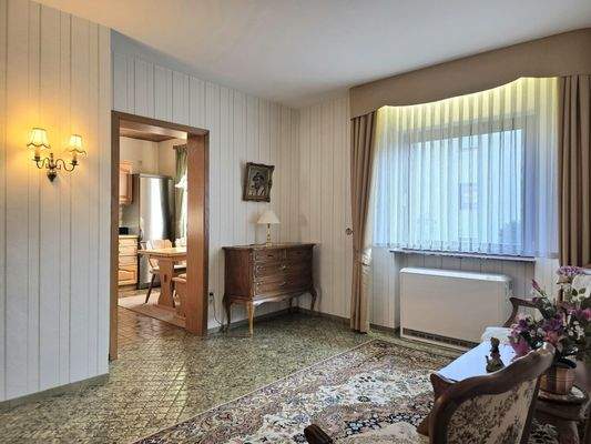 Flur EG mit Blick in Küche