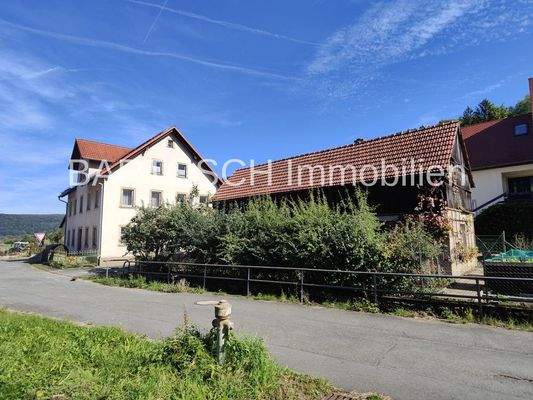 altes Wohnhaus mit Nebengebäude