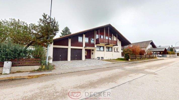 Vorderansicht mit Doppelgarage