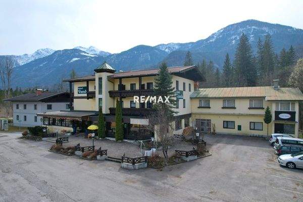 Hotel umgeben von einer grandiosen Berglandschaft