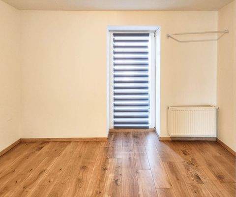 EG links ansprechendes Schlafzimmer zum Wohlfühlen