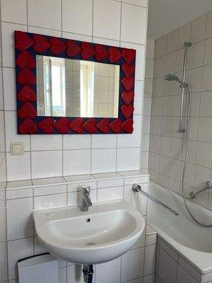 Badezimmer mit Spiegel