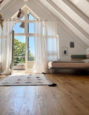 Schlafzimmer mit ausgebauter Empore