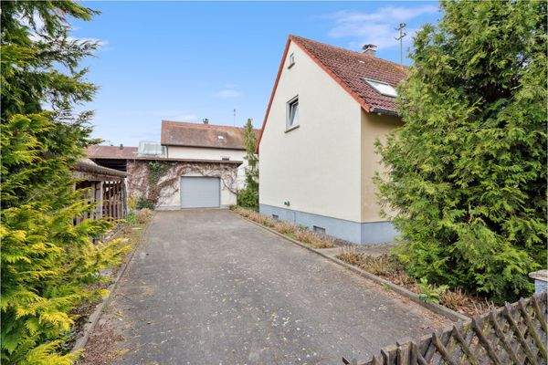 Blick Garage / Einfahrt