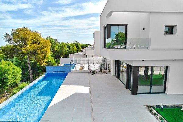 Modern Detached Villas with Pool and Parking in Monte Zenia