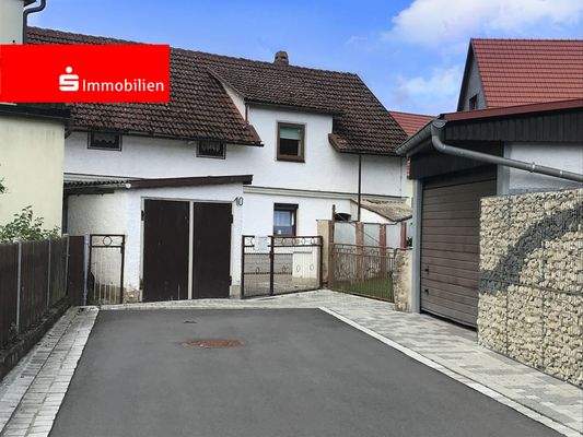 Einfahrt mit Garage