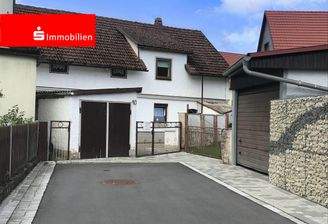 Einfahrt mit Garage