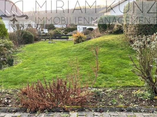 Garten vorne_5104_MiriamKunz-Immobilienmanagement.jpg