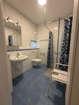 Eines der barrierefreien Duschbäder - rechte Haushälfte