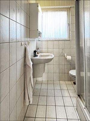 EG: hell gefliestes Tageslichtbad