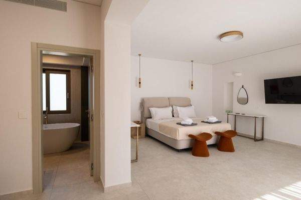 Kreta, Tavronitis: Zeitgenössisch eingerichtete Villa mit Pool zu verkaufen