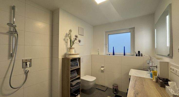 modernes bad mit bodenebener Dusche