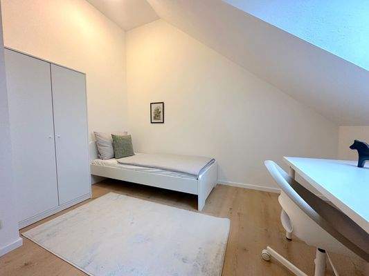 Helles WG-Zimmer mit Möbeln