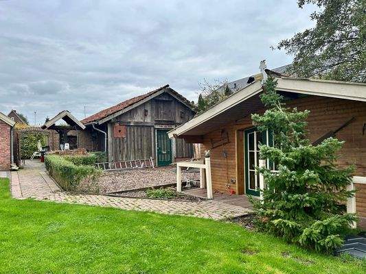 Nebengebäude und Gartenhaus