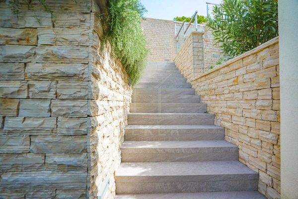 Zugang zum 2. OG über Innentreppe oder Außeneingang