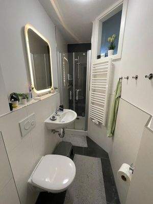 kleines Bad mit Dusche