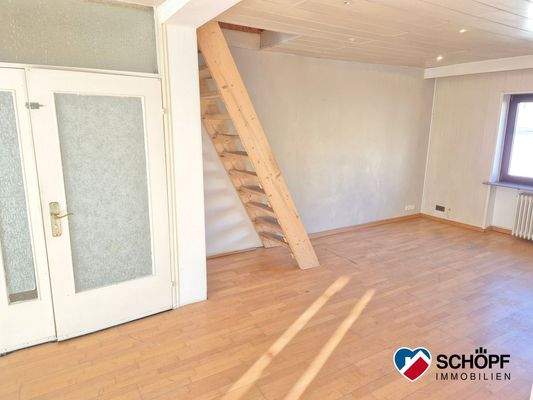 Wohnung 2.OG - Wohnzimmer, Aufgang zu Nutzfläche im DG und Dachterrasse