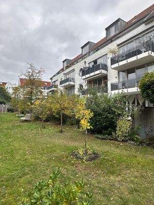 mit Grünfläche hinter dem Haus