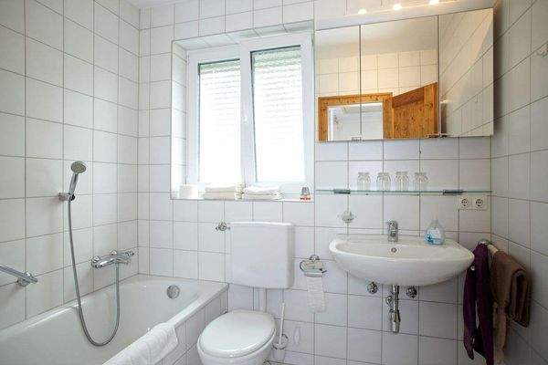 Badezimmer mit Fenster