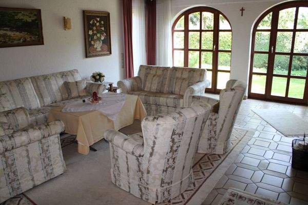 Wohnzimmer mit Zugang zur Terrasse