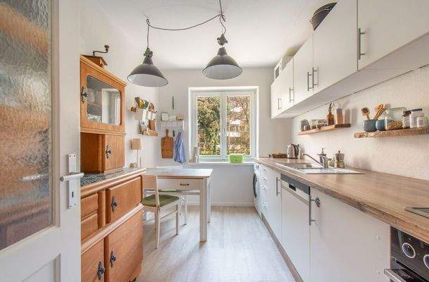 Helle Einbauküche mit einladendem Essbereich