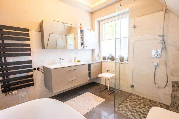 Badezimmer mit Dusche & Wanne