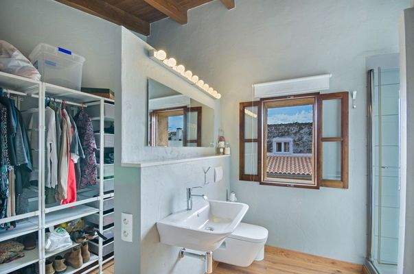 Badezimmer mit begehbarem Kleiderschrank