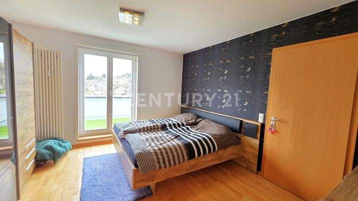 Schlafzimmer und danebenliegendes Masterbad