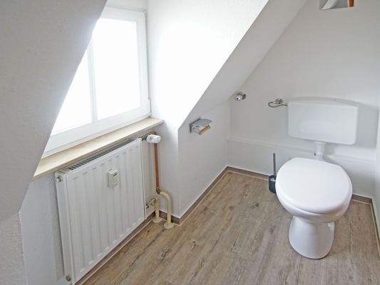 Separates Gäste-WC mit Fenster