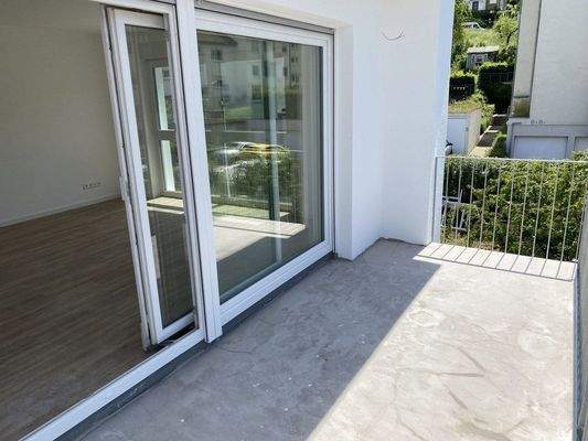 Balkon mit großer Fensterfront