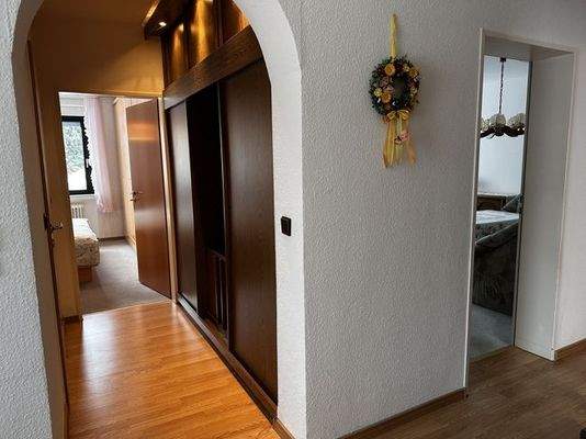 kleiner Flur mit Garderobenschrank