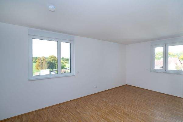 Leerer Raum mit Fenstern