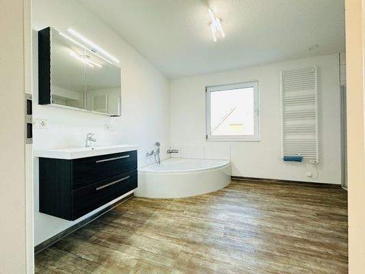 Modernes Badezimmer mit Badewanne