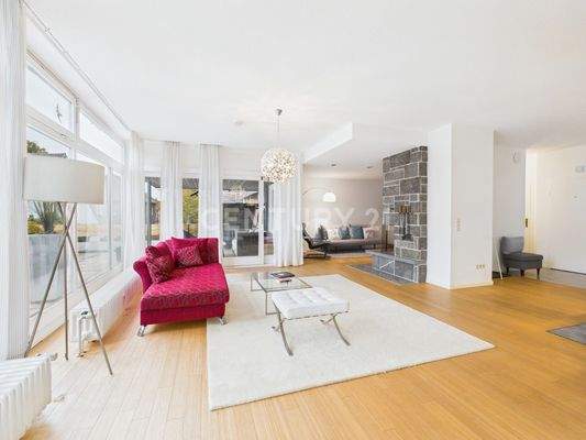 Blick von der Küche in den Wohnbereich