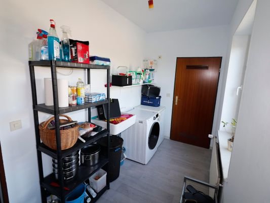 Hauswirtschaftsraum, hinten Heizungsraum und Lager