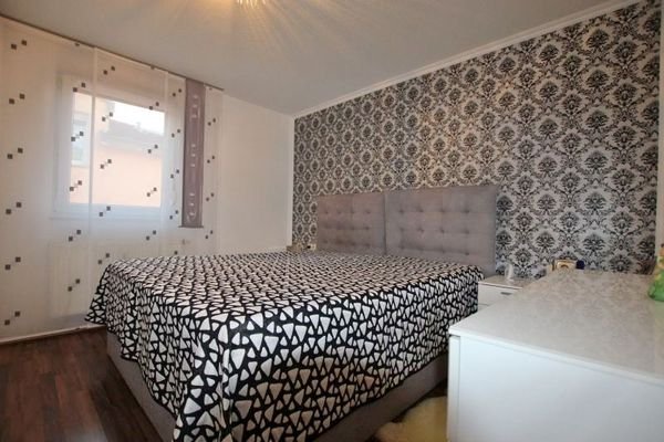 Schlafzimmer mit Platz für ein großes Bett