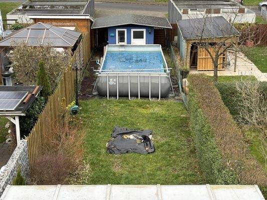 der Garten mit Pool und Gartenhaus