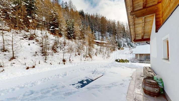 Geschlossener-Hof-maso-chiuso-Sarntal-Sarentino-Reinswald-Wirtschaftsgebäude-Garage-Landwirtschaft-Agricoltura-Wiese-Wald-Weide-prato-bosco-Haus-Rohbau-Vierzimmerwohnung-quadrilocale-Ruhe-Urlaub-Bauernhof-Keller-cantina-Wasserquelle-Sonnenkollektoren