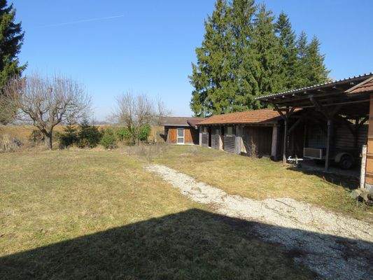 Grundstück und Nebengebäude 